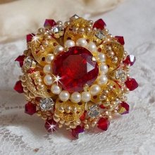 Anillo L'Oiseau des Iles Rouge Doré bordado con perlas nacaradas, cristales de Swarovski, un bonito estampado floral y cuentas de semillas.